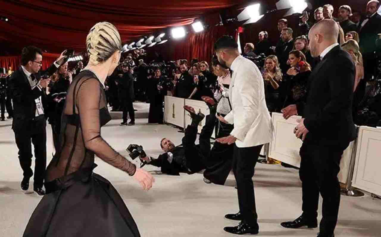 Fotografo cade sull'abito di Lady Gaga: Oscar 2023